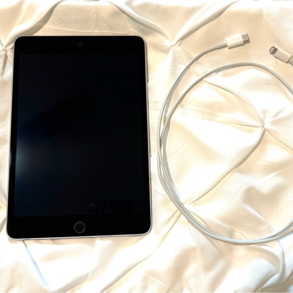 Ipad Mini 4 Space Grey 128G wifi tablet with Lightening cable - Picture 3 of 6